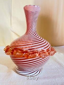 Vase en verre d'art opalescent de canneberges Stevens & Williams - Rigaree - Victoria.