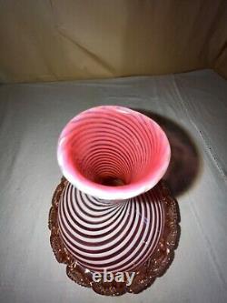 Vase en verre d'art opalescent de canneberges Stevens & Williams - Rigaree - Victoria.