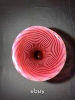 Vase en verre d'art opalescent de canneberges Stevens & Williams - Rigaree - Victoria.