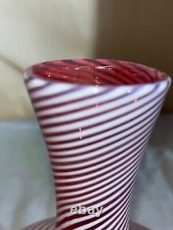 Vase en verre d'art opalescent de canneberges Stevens & Williams - Rigaree - Victoria.