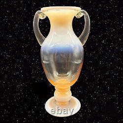 Vase en verre d'art opalescent rose pêche avec poignées - Verre tchèque ancien de 10 pouces de hauteur et 5 pouces de largeur.
