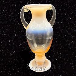 Vase en verre d'art opalescent rose pêche avec poignées, haut, en verre tchèque vintage 10T 5W