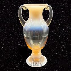 Vase en verre d'art opalescent rose pêche avec poignées, verre tchèque VTG 10T 5W