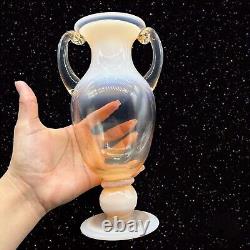 Vase en verre d'art opalescent rose pêche avec poignées, verre tchèque ancien, 10T 5W
