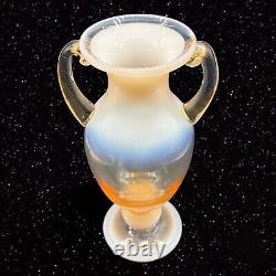 Vase en verre d'art opalescent rose pêche avec poignées, verre tchèque d'époque 10T 5W