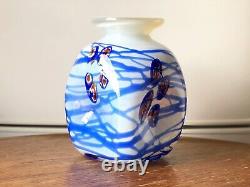 Vase en verre d'art rayé vintage MCM en verre opalescent