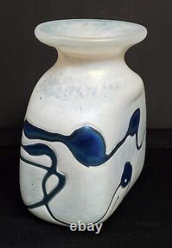 Vase en verre d'art signé Robert Held, de couleur blanc opalescent avec filets bleus, style vintage - 3 CA.