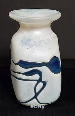 Vase en verre d'art signé Robert Held, de couleur blanc opalescent avec filets bleus, style vintage - 3 CA.