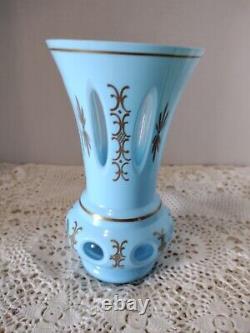 Vase en verre d'art transparent taillé à la main, rare opaline bleue française de 6,50 pouces, décorée à la main avec des motifs dorés enroulés.