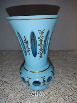 Vase en verre d'art transparent taillé à la main, rare opaline bleue française de 6,50 pouces, décorée à la main avec des motifs dorés enroulés.