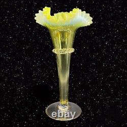 Vase en verre d'art victorien antique, opalescent, à volants soufflé à la main, en verre Vaseline, 365 UV.