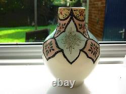 Vase en verre d'opale antique Harrach (Bohême). Motif marocain.