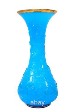 Vase en verre de Baccarat bleu pâle opaline embossé avec des fleurs Nouveau de l'époque antique c1870