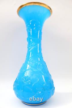 Vase en verre de Baccarat bleu pâle opaline embossé avec des fleurs Nouveau de l'époque antique c1870