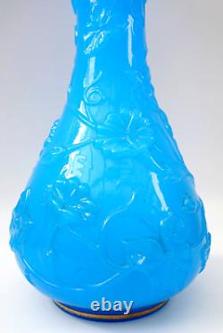 Vase en verre de Baccarat bleu pâle opaline embossé avec des fleurs Nouveau de l'époque antique c1870
