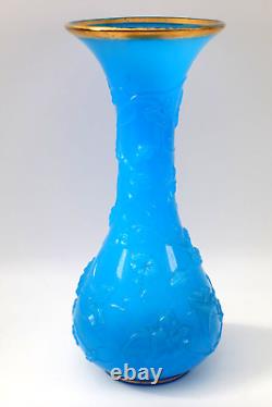 Vase en verre de Baccarat bleu pâle opaline embossé avec des fleurs Nouveau de l'époque antique c1870