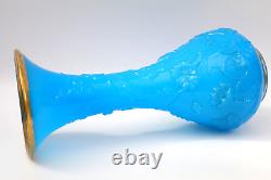 Vase en verre de Baccarat bleu pâle opaline embossé avec des fleurs Nouveau de l'époque antique c1870