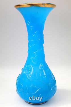 Vase en verre de Baccarat bleu pâle opaline embossé avec des fleurs Nouveau de l'époque antique c1870