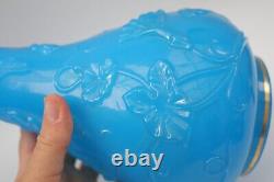 Vase en verre de Baccarat bleu pâle opaline embossé avec des fleurs Nouveau de l'époque antique c1870