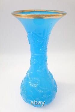 Vase en verre de Baccarat bleu pâle opaline embossé avec des fleurs Nouveau de l'époque antique c1870