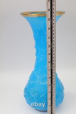 Vase en verre de Baccarat bleu pâle opaline embossé avec des fleurs Nouveau de l'époque antique c1870
