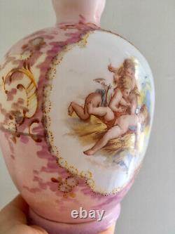 Vase en verre laiteux opaline rose antique peint à la main avec des angelots et des chérubins étonnants