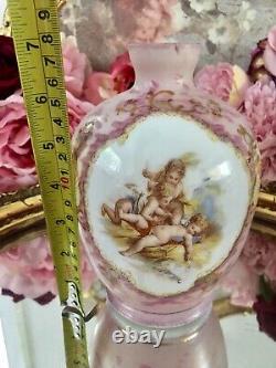 Vase en verre laiteux opaline rose antique peint à la main avec des angelots et des chérubins étonnants