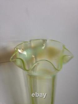 Vase en verre opalescent à côtes victorien soufflé à la main de qualité exceptionnelle