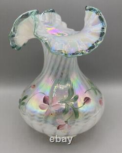 Vase en verre opalescent à motif spiralé floral peint à la main avec bordure ondulée de couleur émeraude de Fenton