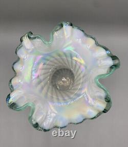 Vase en verre opalescent à motif spiralé floral peint à la main avec bordure ondulée de couleur émeraude de Fenton