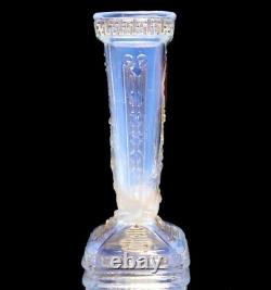 Vase en verre opalescent de Baccarat avec un motif d'éventail de fleurs de prunier marqué vers 1878