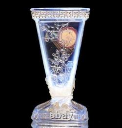 Vase en verre opalescent de Baccarat avec un motif d'éventail de fleurs de prunier marqué vers 1878