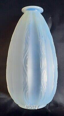 Vase en verre opalescent ondulé Art Déco Sabino des années 1930