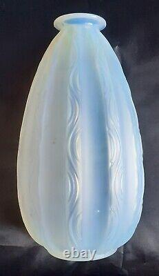 Vase en verre opalescent ondulé Art Déco Sabino des années 1930