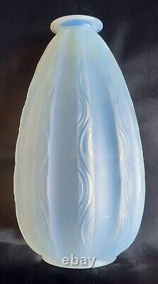 Vase en verre opalescent ondulé Art Déco Sabino des années 1930