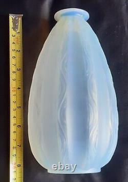 Vase en verre opalescent ondulé Art Déco Sabino des années 1930