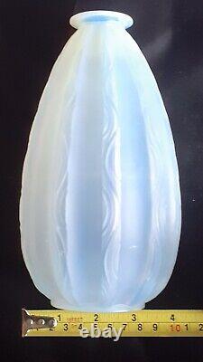 Vase en verre opalescent ondulé Art Déco Sabino des années 1930