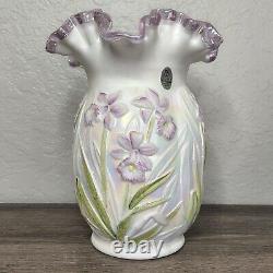 Vase en verre opalescent peint à la main avec des jonquilles signé Fenton
