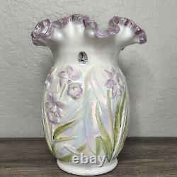 Vase en verre opalescent peint à la main avec des jonquilles signé Fenton