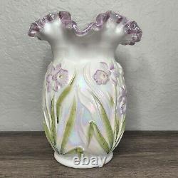 Vase en verre opalescent peint à la main avec des jonquilles signé Fenton