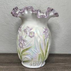 Vase en verre opalescent peint à la main avec des jonquilles signé Fenton
