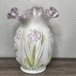 Vase en verre opalescent peint à la main avec des jonquilles signé Fenton