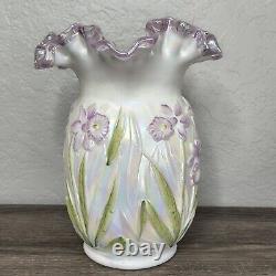 Vase en verre opalescent peint à la main avec des jonquilles signé Fenton