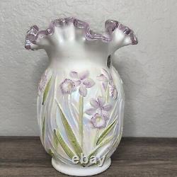 Vase en verre opalescent peint à la main avec des jonquilles signé Fenton