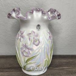 Vase en verre opalescent peint à la main avec des jonquilles signé Fenton
