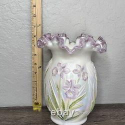 Vase en verre opalescent peint à la main avec des jonquilles signé Fenton