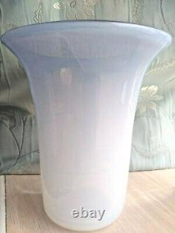 Vase en verre opalescent soufflé à la main de style Art Déco (sans marque) 6 pouces / 15,2 cm de hauteur