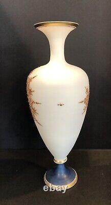 Vase en verre opalin blanc satiné bohémien 12h, peint à la main