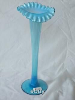 Vase en verre opalin bleu anglais haut, vers la fin du 19ème siècle