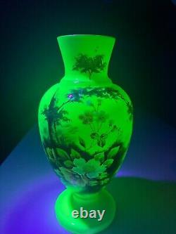 Vase en verre opalin floral peint à la main antique brille